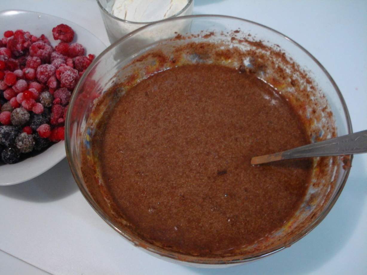 Веганські пісний шоколадний пиріг з ягодами в мультиварці