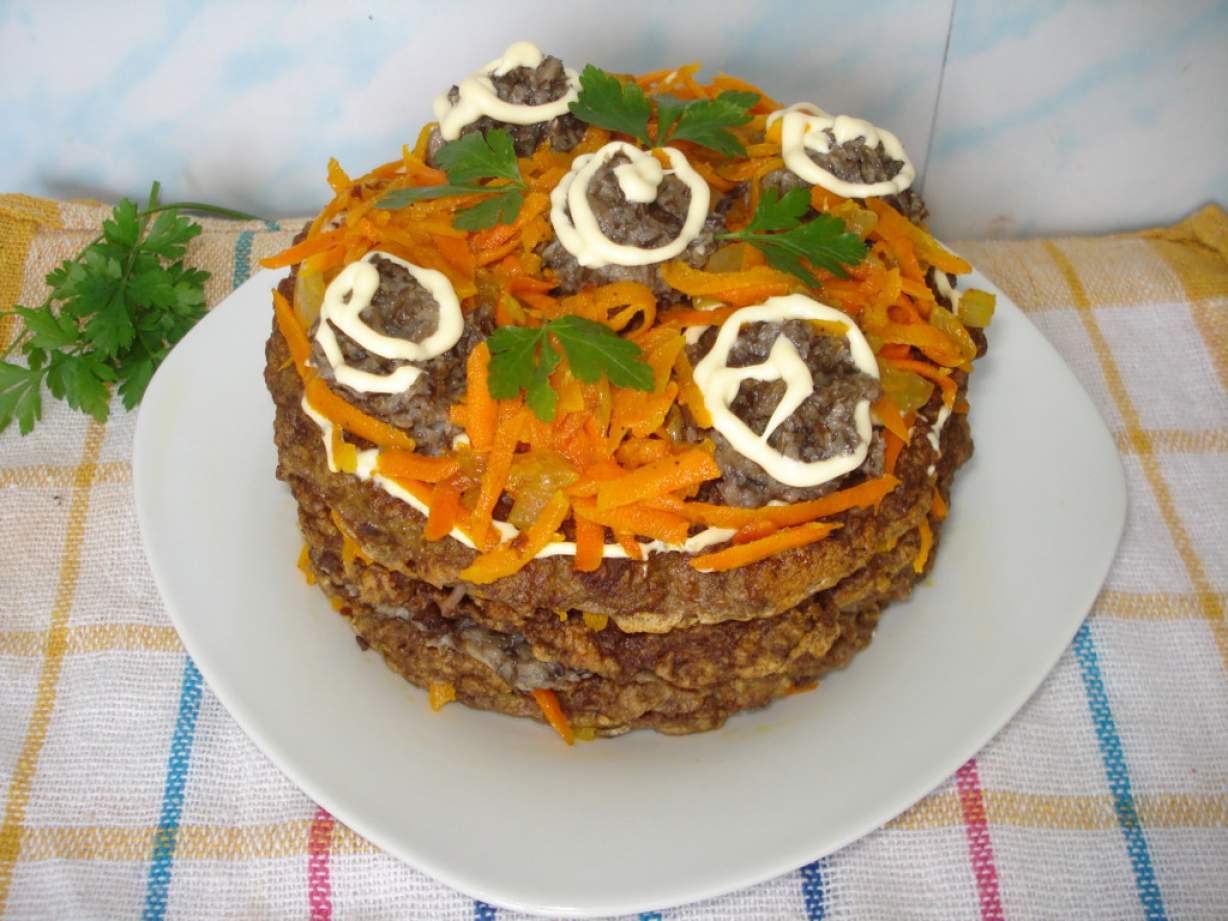 Смачний печінковий торт з грибами і морквою