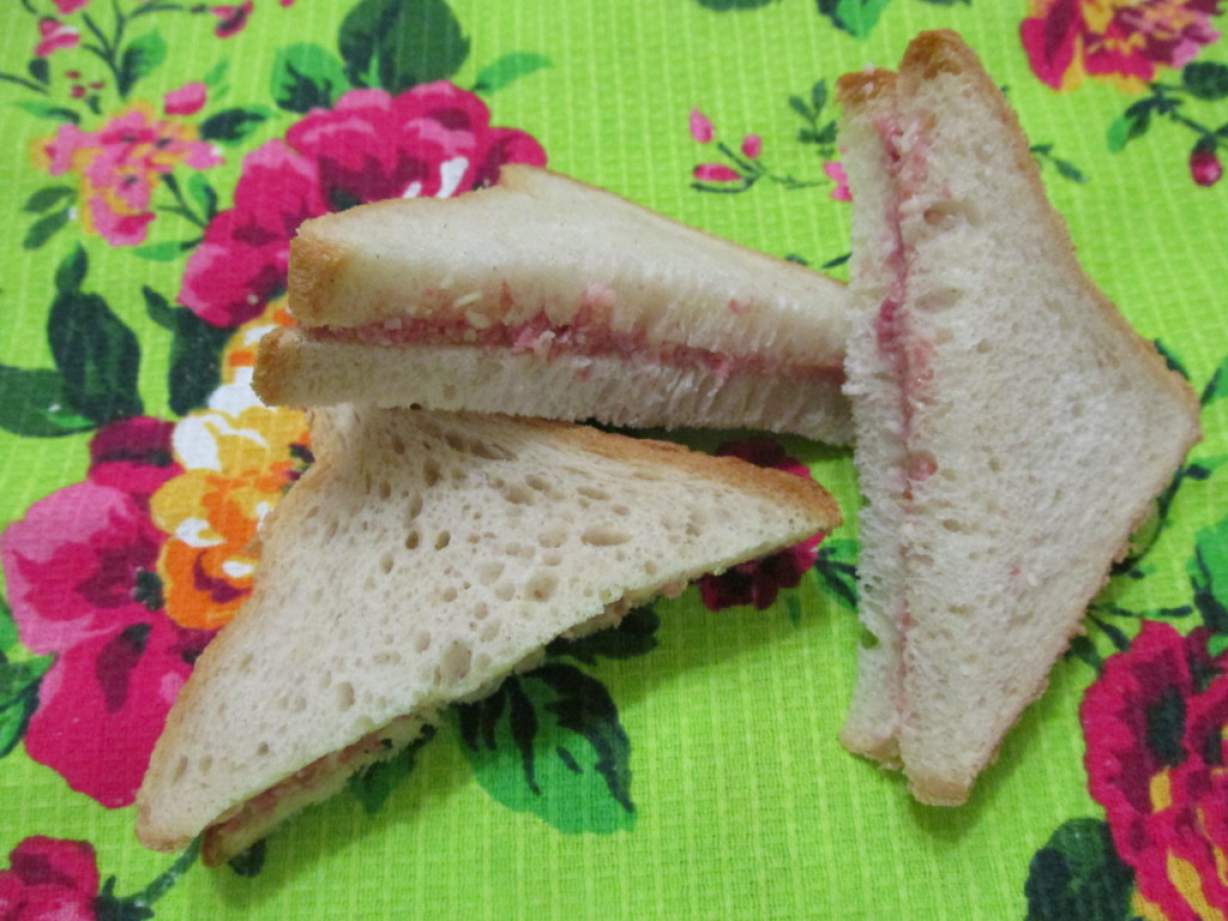 Гарячі бутерброди в духовці з ковбасою і сиром — смачні сендвічі