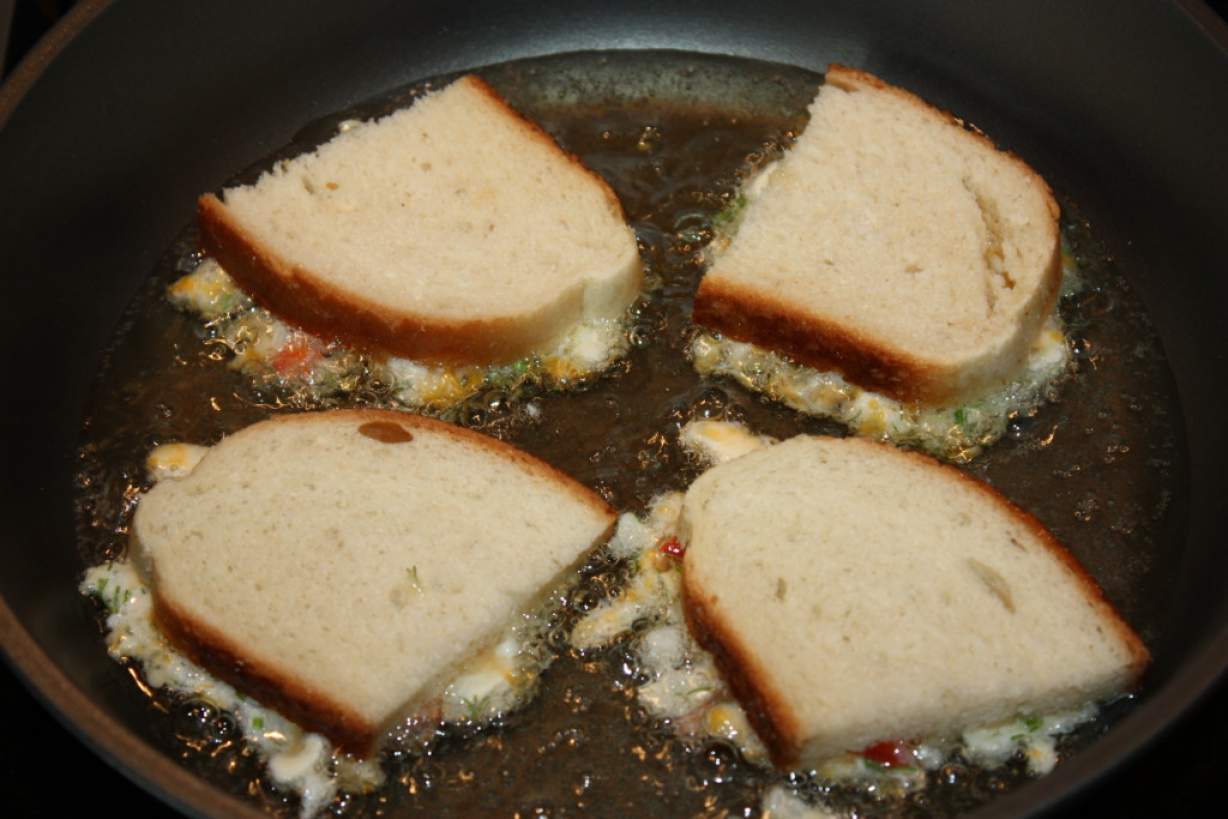 Прості гарячі бутерброди на сковороді з сиром і яйцем