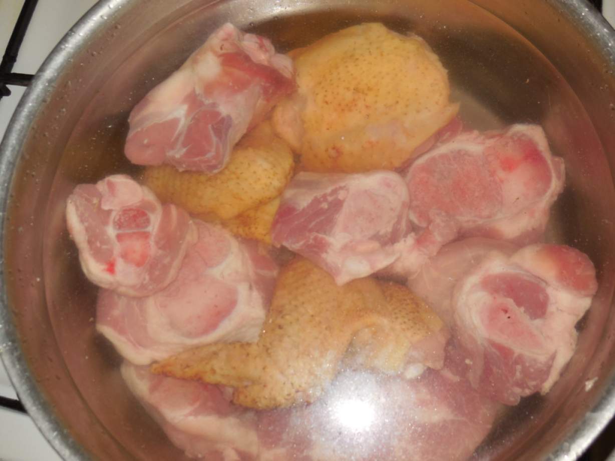 Холодець без желатину, з домашньої курки та свинини в мультиварці-скороварці