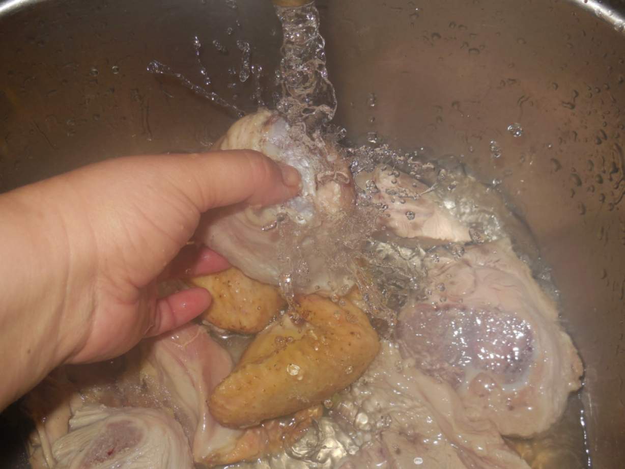Холодець без желатину, з домашньої курки та свинини в мультиварці-скороварці
