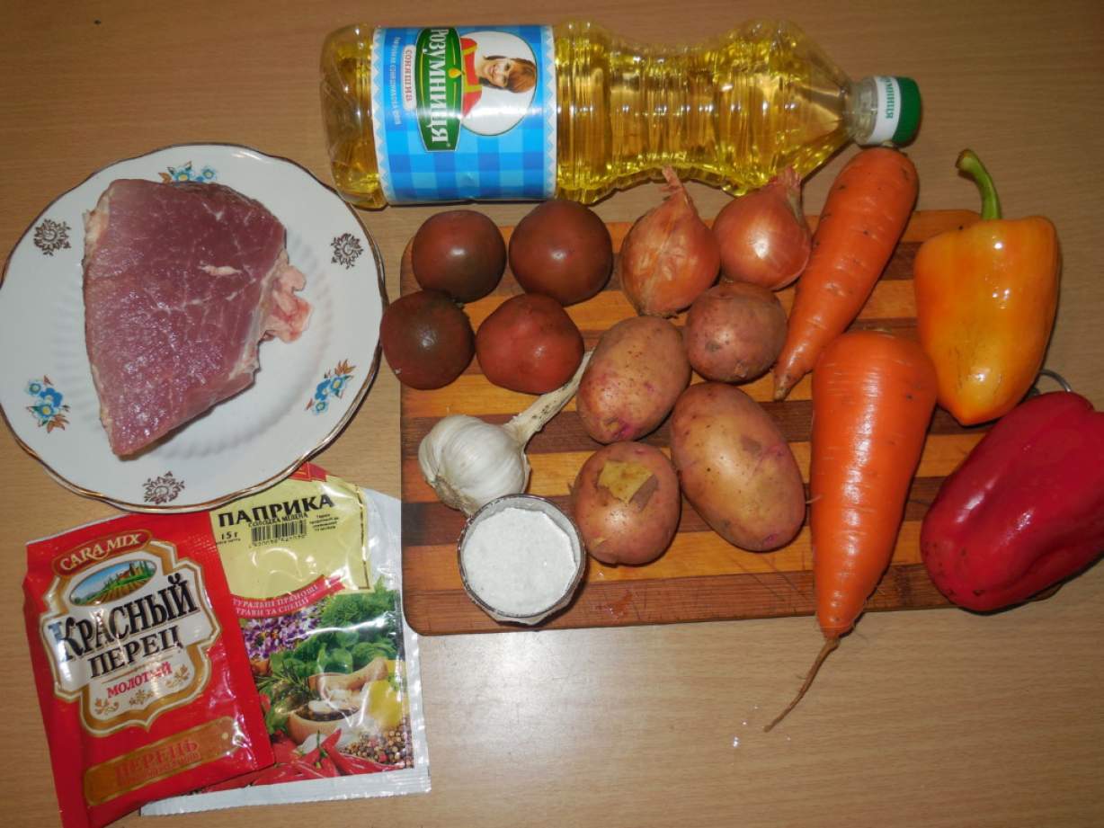 Тушкована картопля з м'ясом і овочами в мультиварці