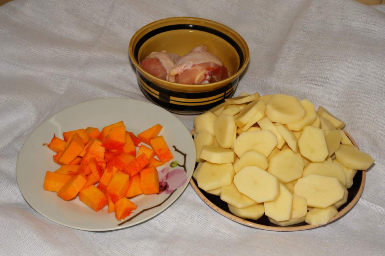 Курка в гірчичному соусі, запечена в духовці з картоплею і гарбузом