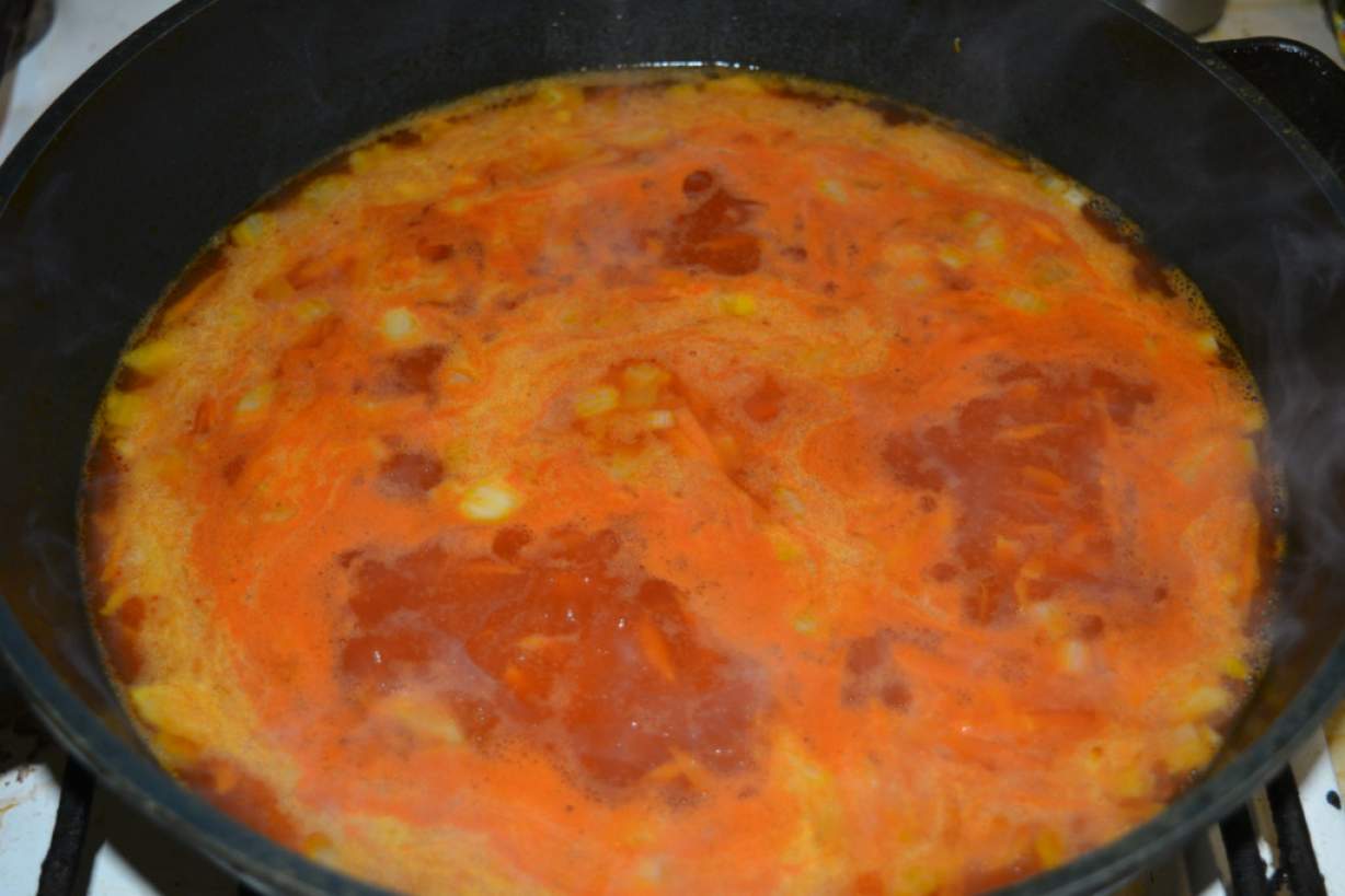 Тефтелі з фаршу з перловкою запечені в духовці в томатному соусі