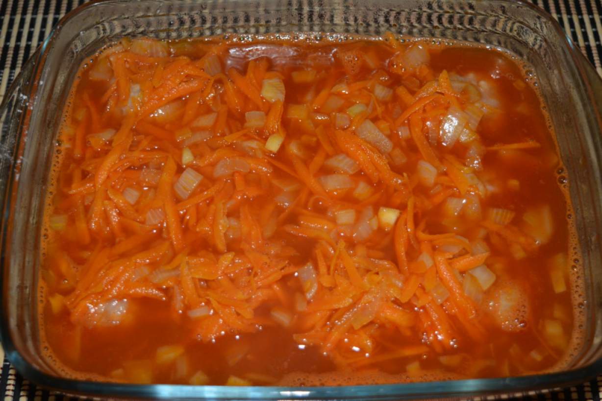 Тефтелі з фаршу з перловкою запечені в духовці в томатному соусі
