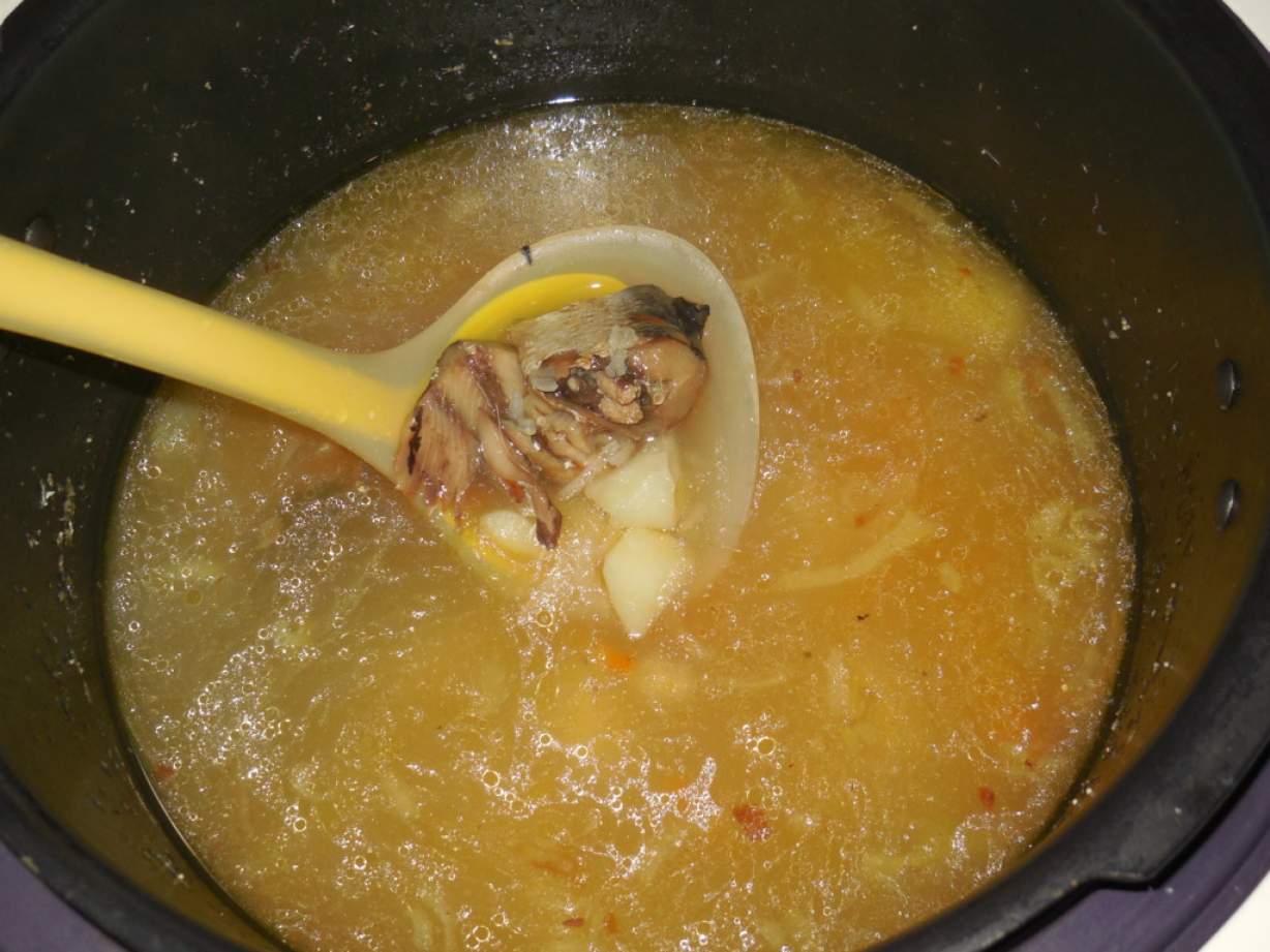Суп з рибної консерви з рисом в мультиварці