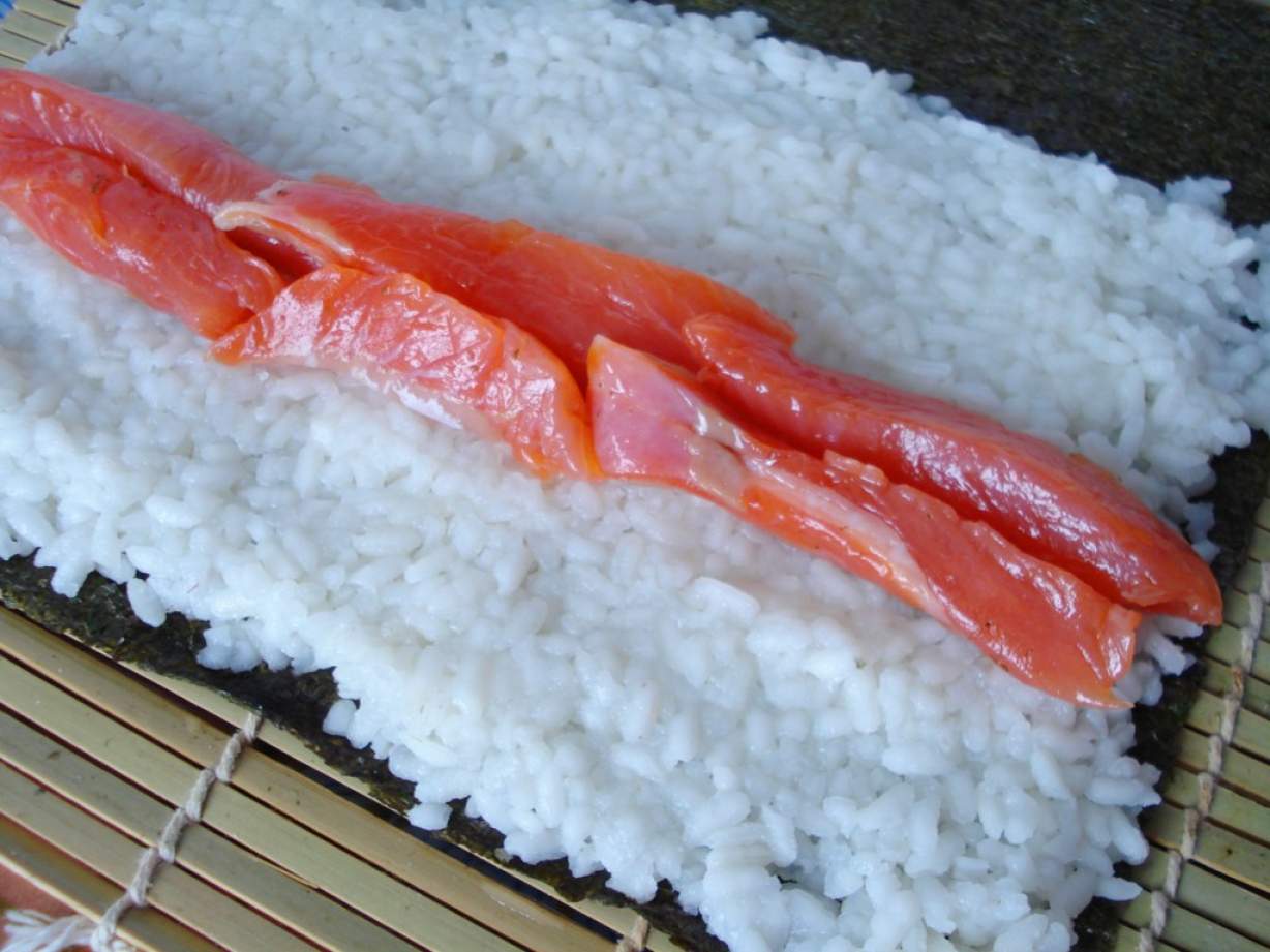 Домашні роли з рисом і червоною рибою