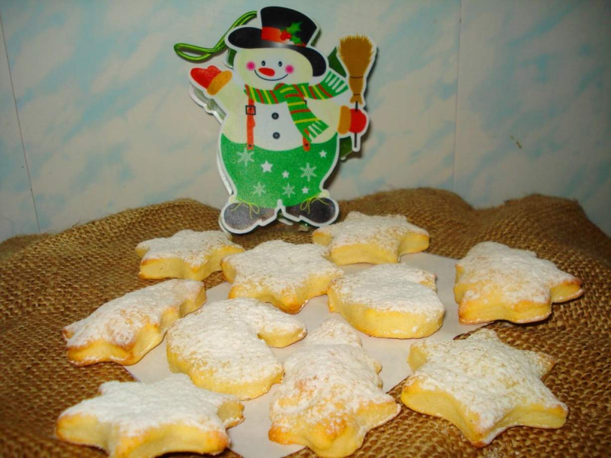 Фігурне різдвяне або новорічне печиво з сирного тіста