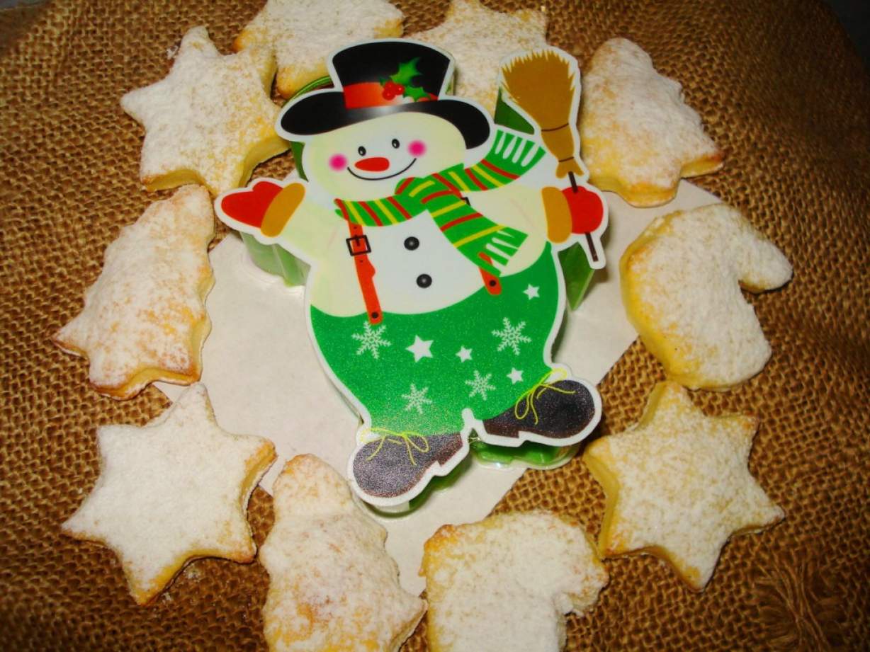 Фігурне різдвяне або новорічне печиво з сирного тіста