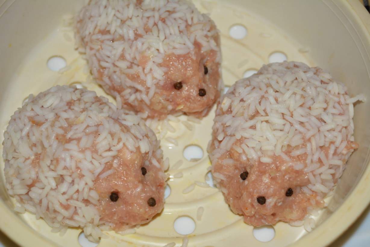 «Колючі» дитячі їжачки з фаршу з рисом в мультиварці на пару