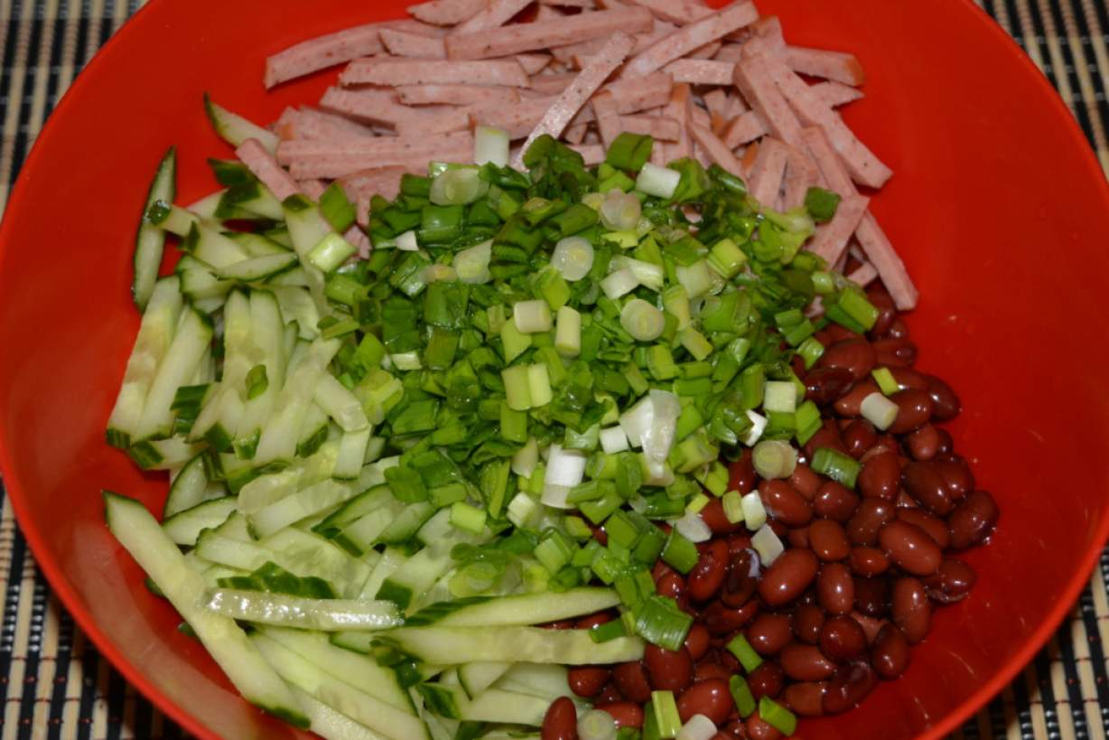 Смачний салат з червоної консервованої квасолі з копченою ковбасою і свіжим огірком