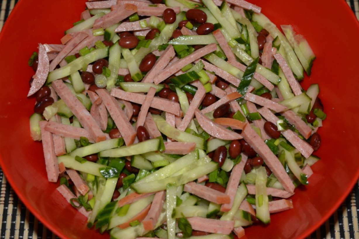 Смачний салат з червоної консервованої квасолі з копченою ковбасою і свіжим огірком