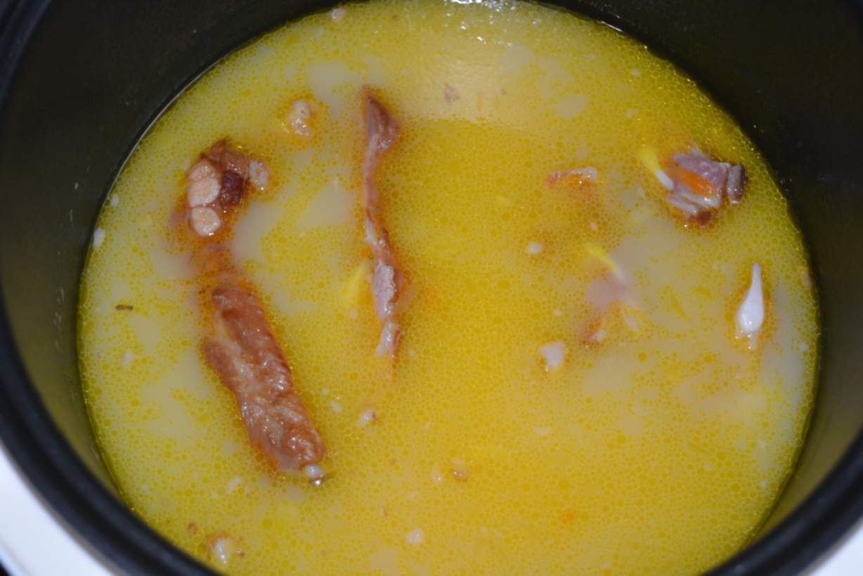 Смачний гороховий суп з копченими реберцями в мультиварці