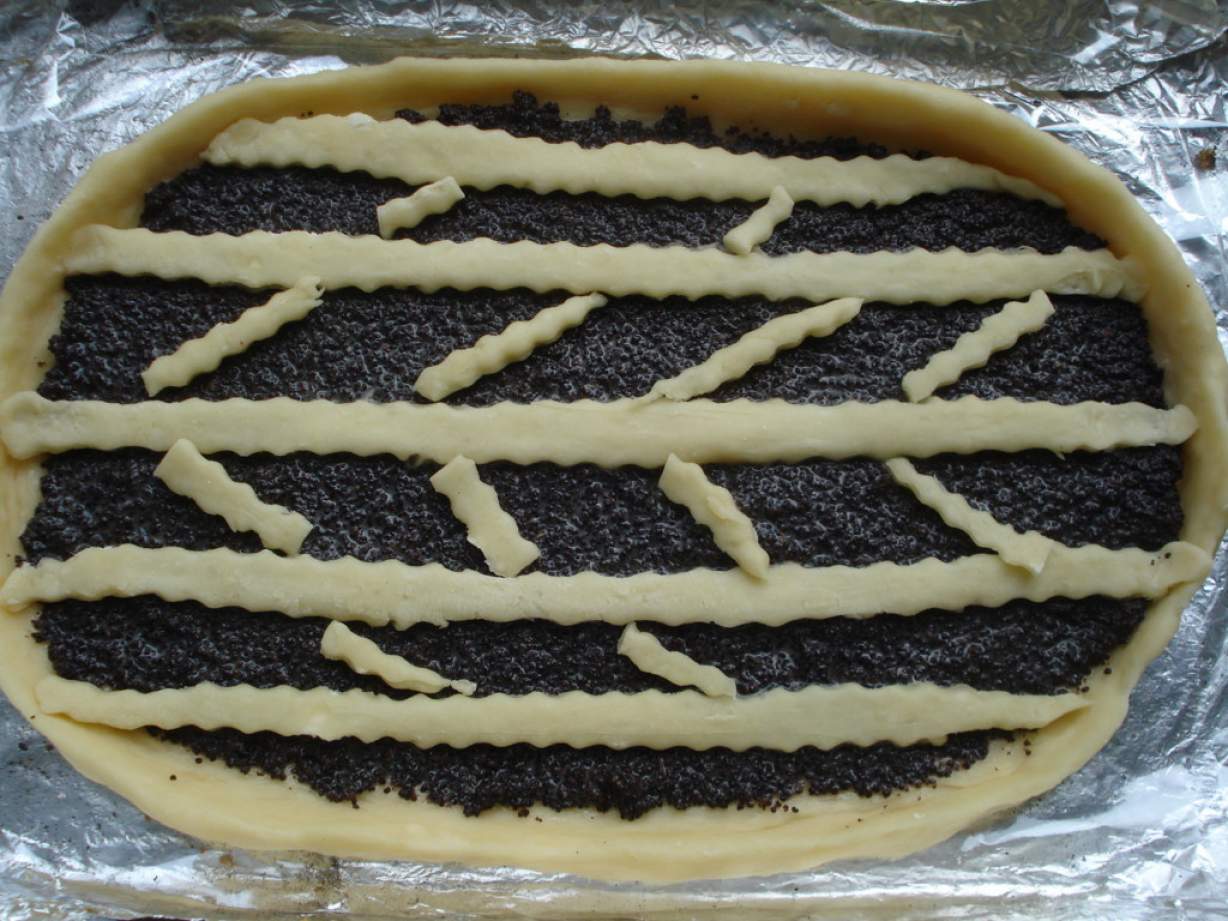 Швидкий домашній пиріг з маком з дріжджового тіста
