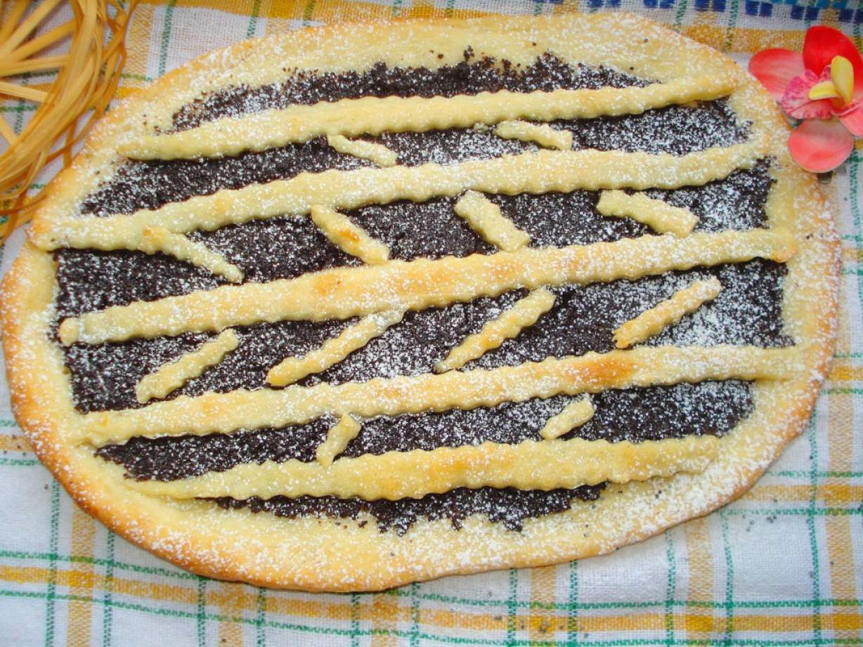 Швидкий домашній пиріг з маком з дріжджового тіста