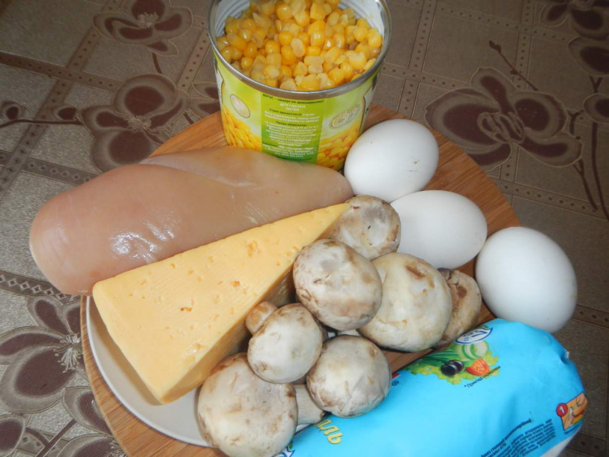 Простий листковий салат з курячим філе, грибами, сиром і яйцями
