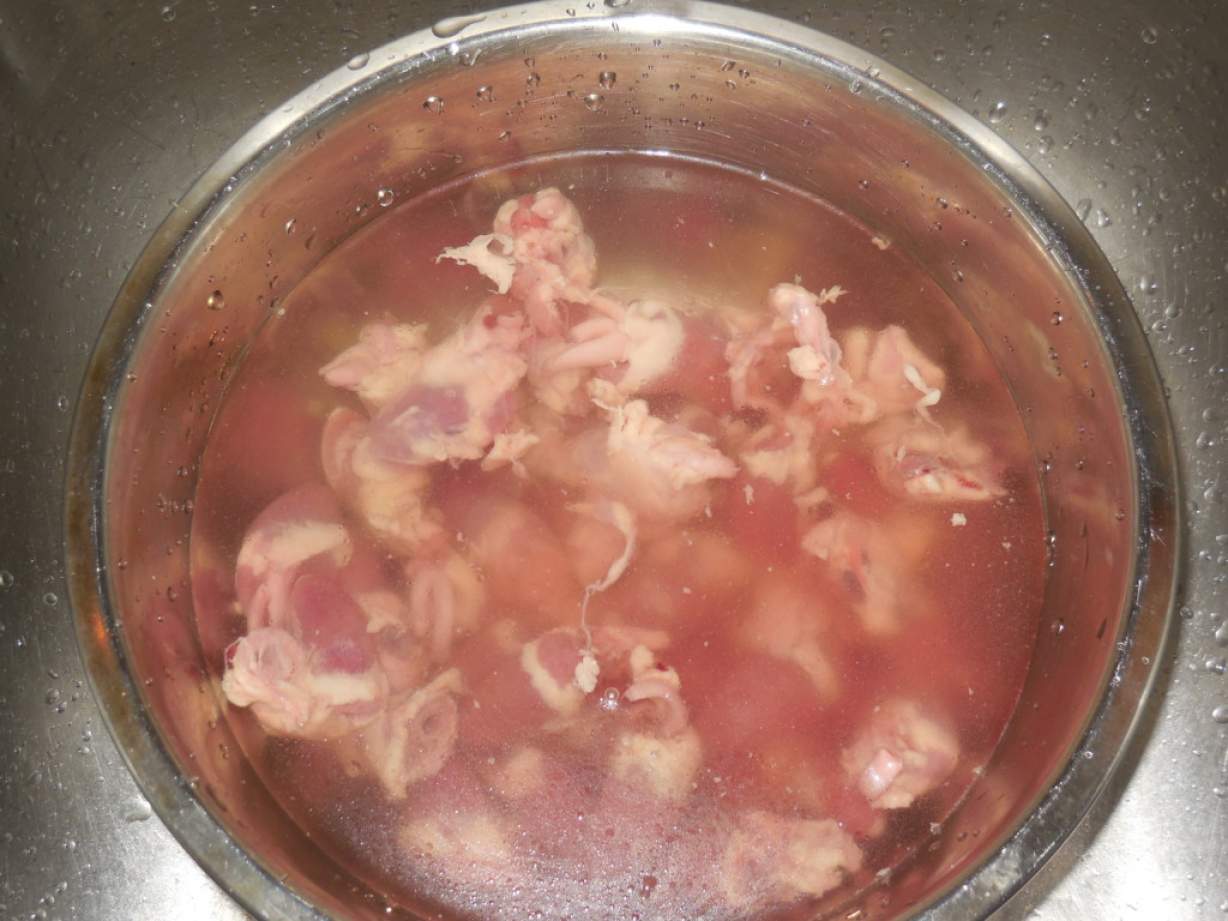 Дієтичний суп з курячих сердечок з домашньою локшиною в мультиварці