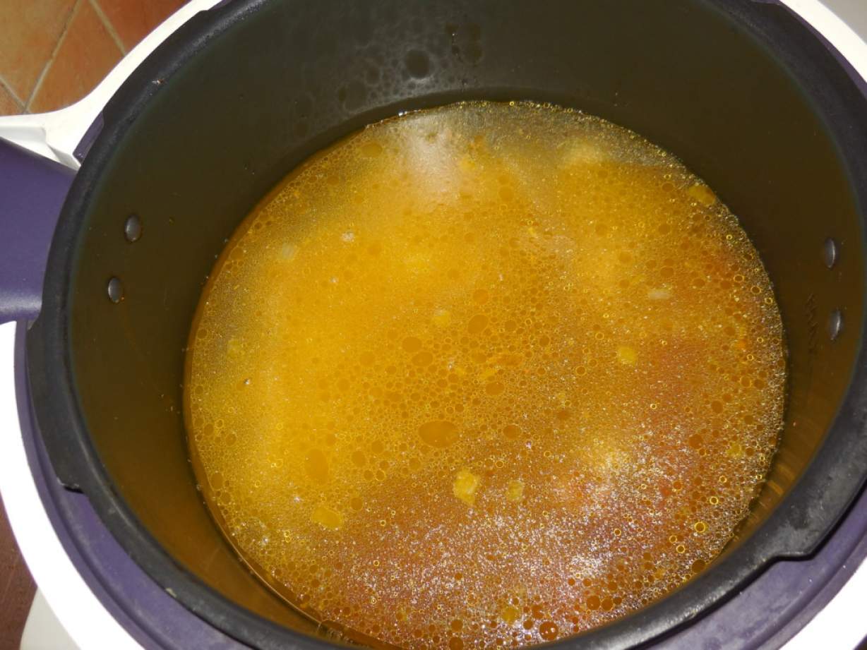 Дієтичний суп з курячих сердечок з домашньою локшиною в мультиварці