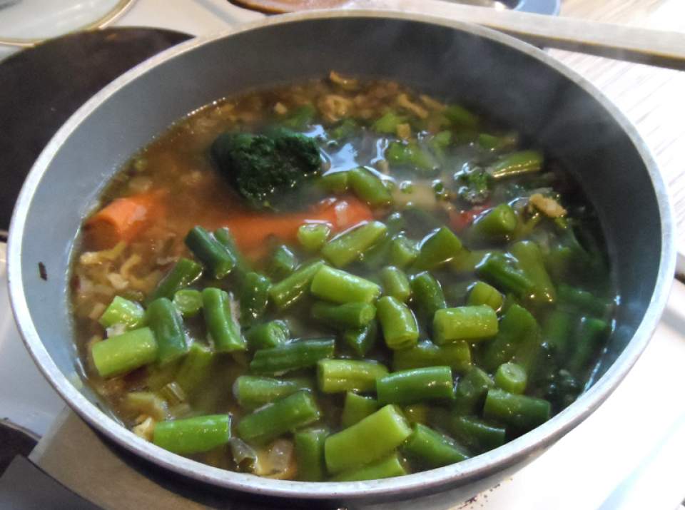 Зелений суп-пюре з брокколі, шпинату, спаржевої квасолі та інших овочів