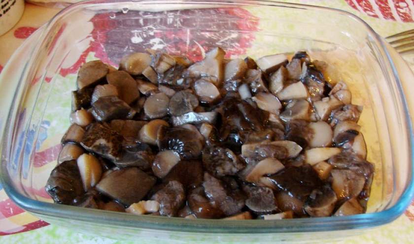 Картопляна запіканка з грибами під сметанною підливою