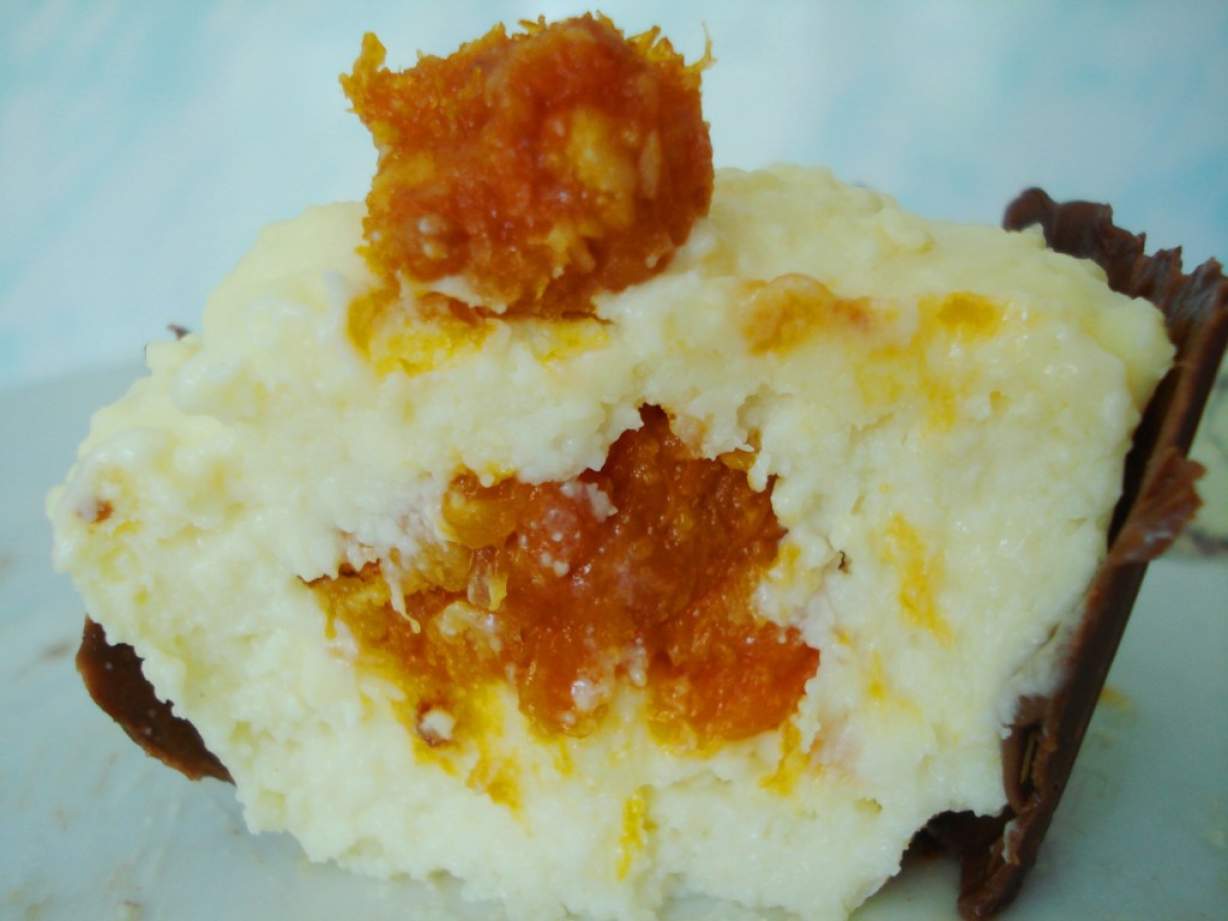 Смачний сирний десерт з курагою і арахісом в шоколадній кошику