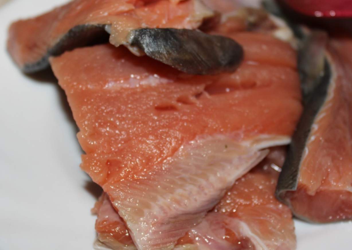 Смажені деруни і філе лосося у вершковому соусі