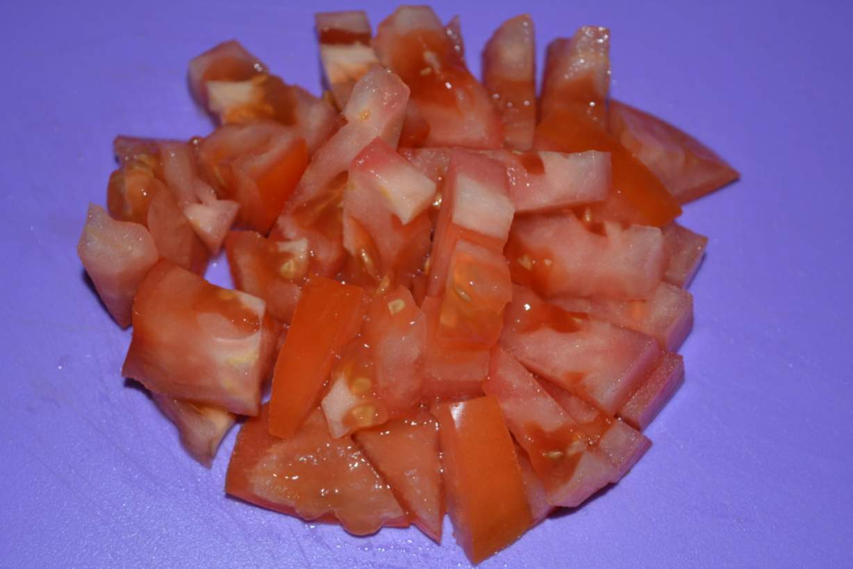 Простий овочевий салат зі свіжих огірків і помідорів з яйцем і цибулею-пореєм
