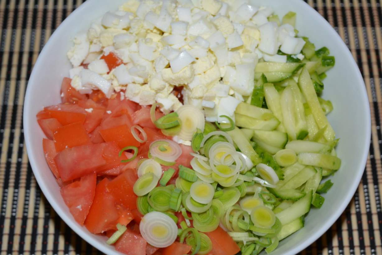 Простий овочевий салат зі свіжих огірків і помідорів з яйцем і цибулею-пореєм