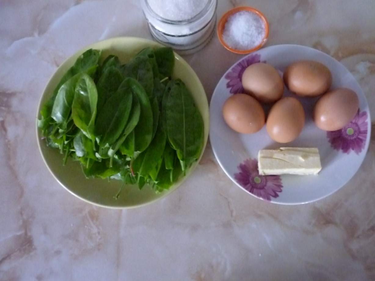 Пишні дріжджові пиріжки з щавлем і яйцем смажені на сковороді