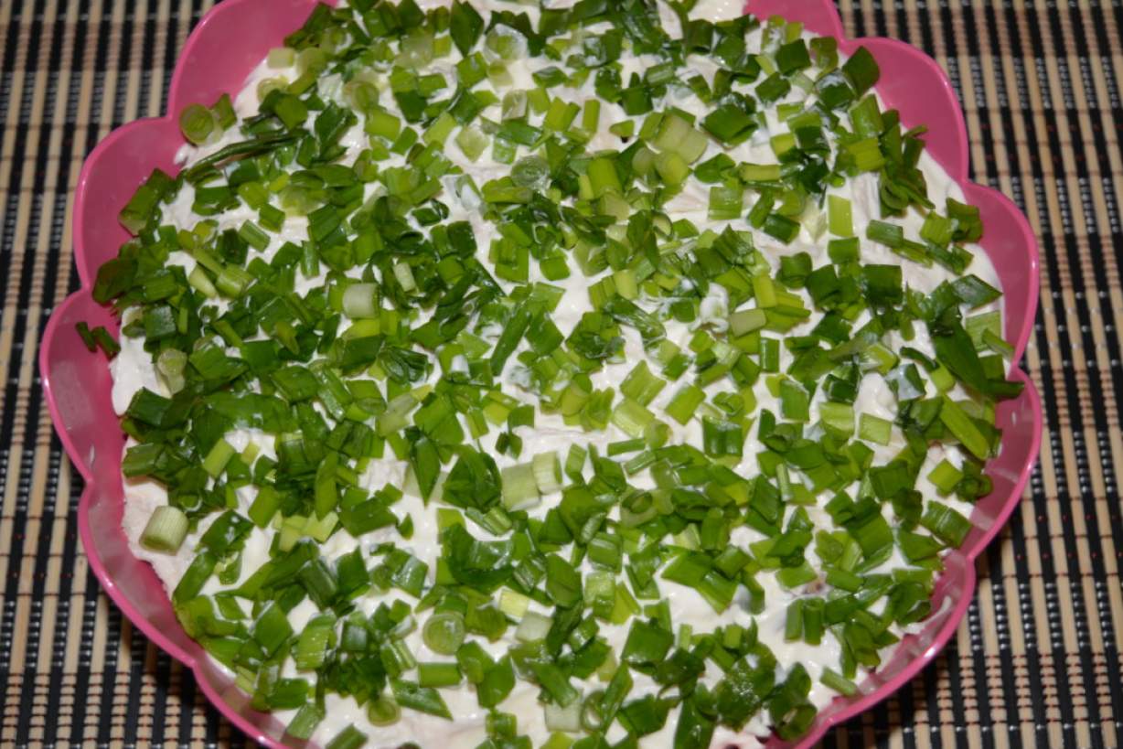 Смачний листковий салат з куркою, печерицями і свіжим огірком