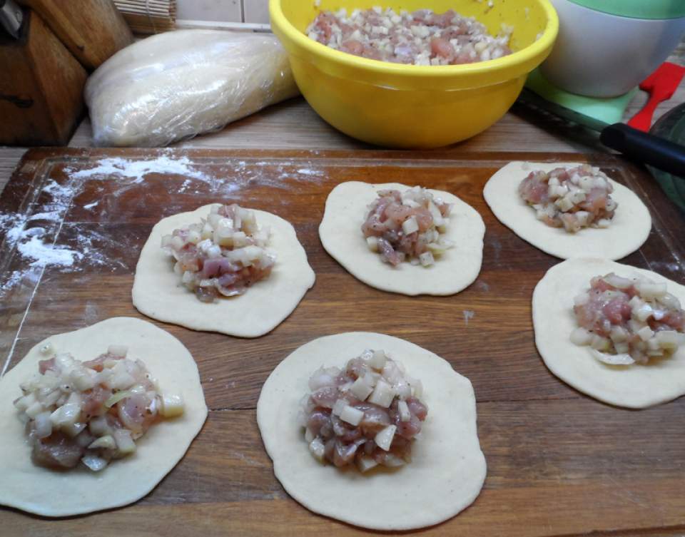 Эчпочмаки — трикутні татарські пиріжки з м'ясом і картоплею