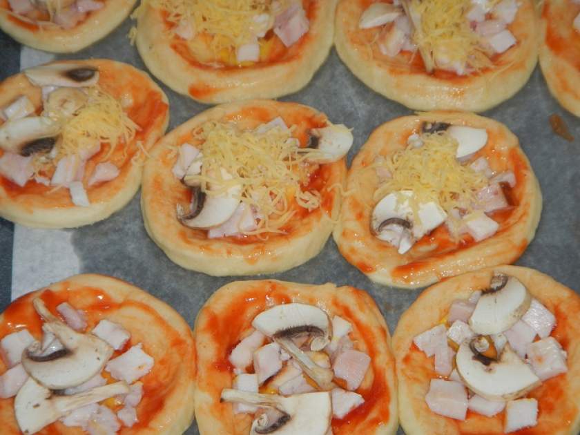 Домашня міні-піца з дріжджового тіста в духовці