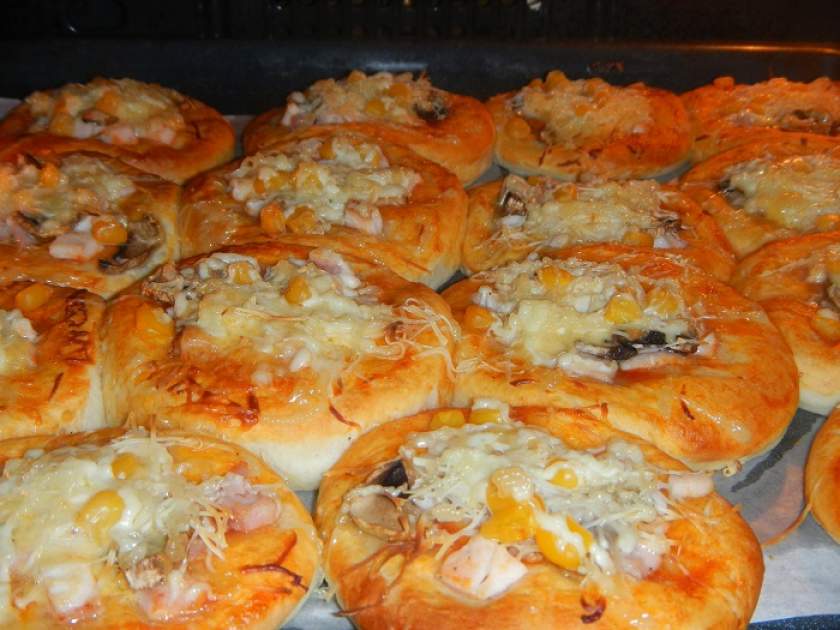 Домашня міні-піца з дріжджового тіста в духовці