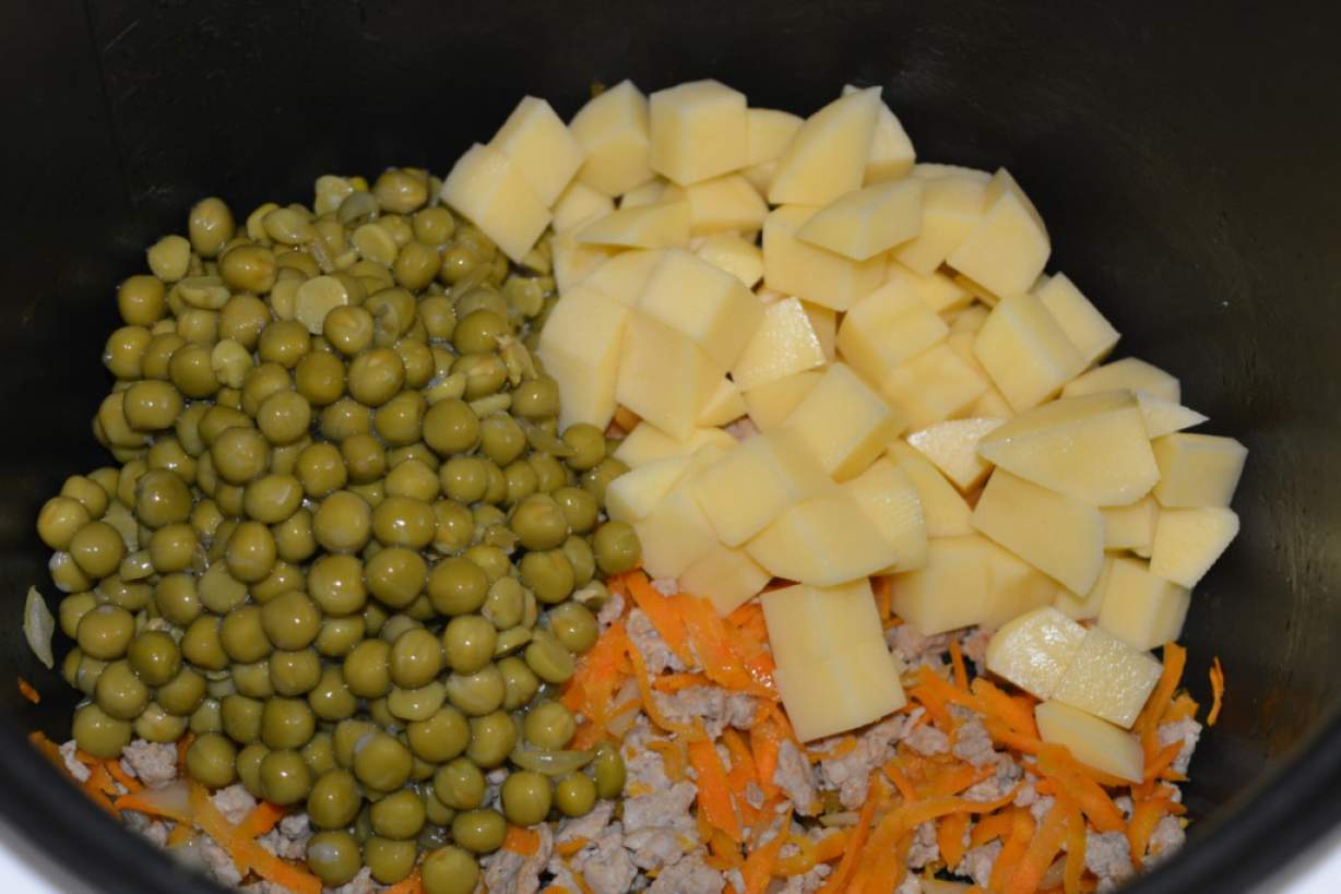 Незвичайний гороховий суп в мультиварці: з картоплею, м'ясом-фаршем і консервованим зеленим горошком