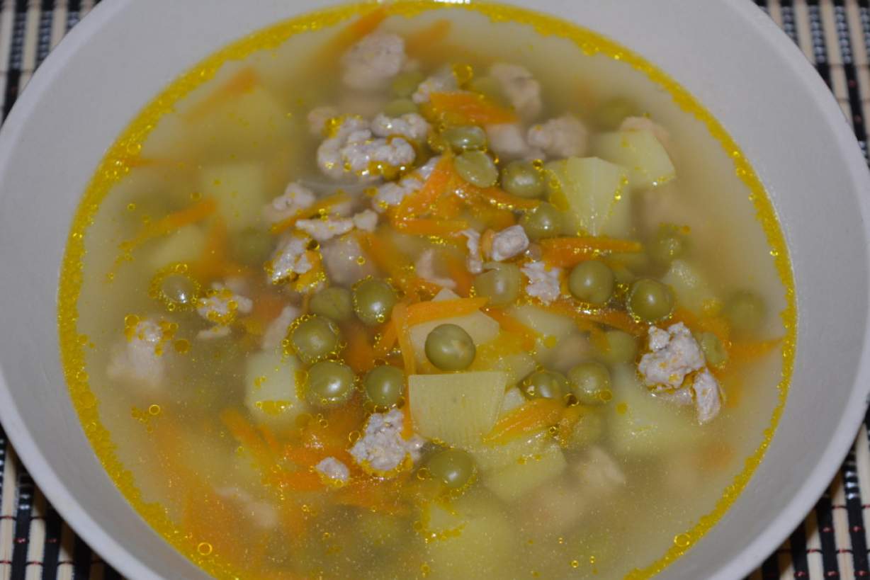 Незвичайний гороховий суп в мультиварці: з картоплею, м'ясом-фаршем і консервованим зеленим горошком