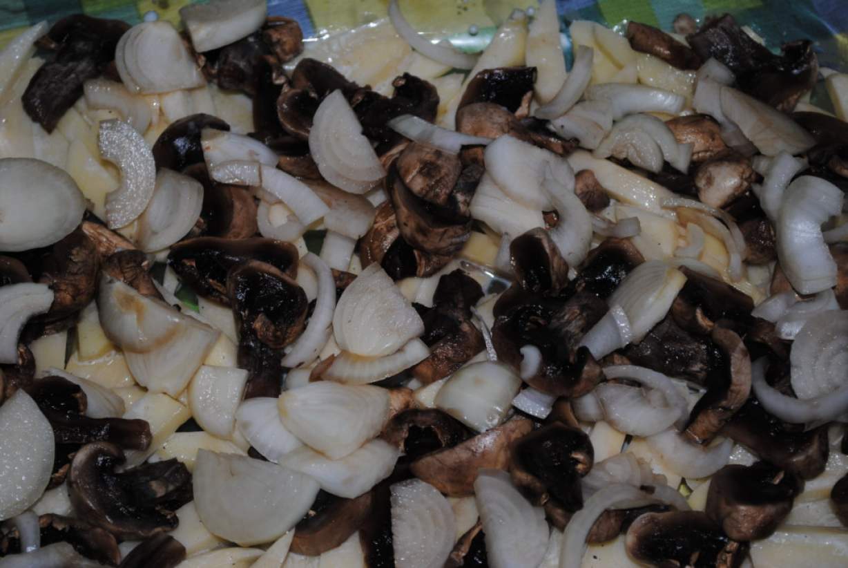 Смачна картопля з грибами і сиром, запечена в духовці