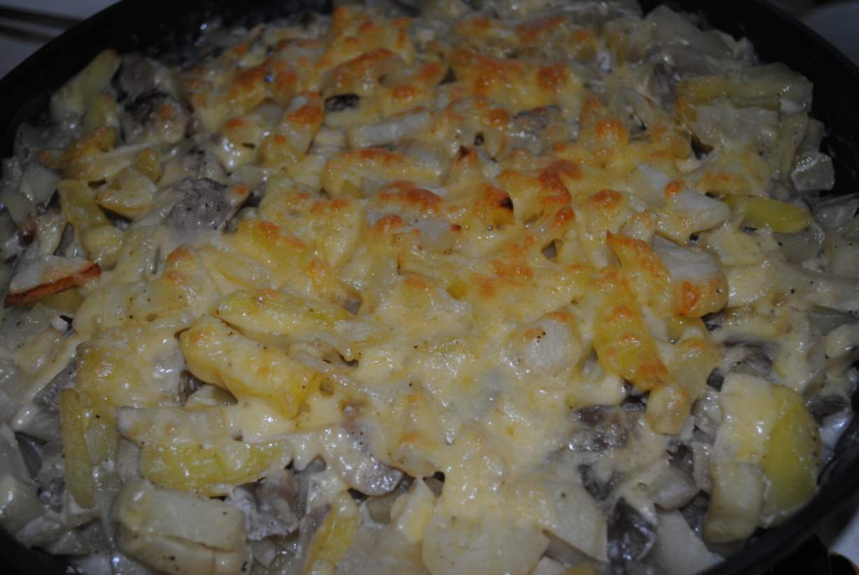 Смачна картопля з грибами і сиром, запечена в духовці