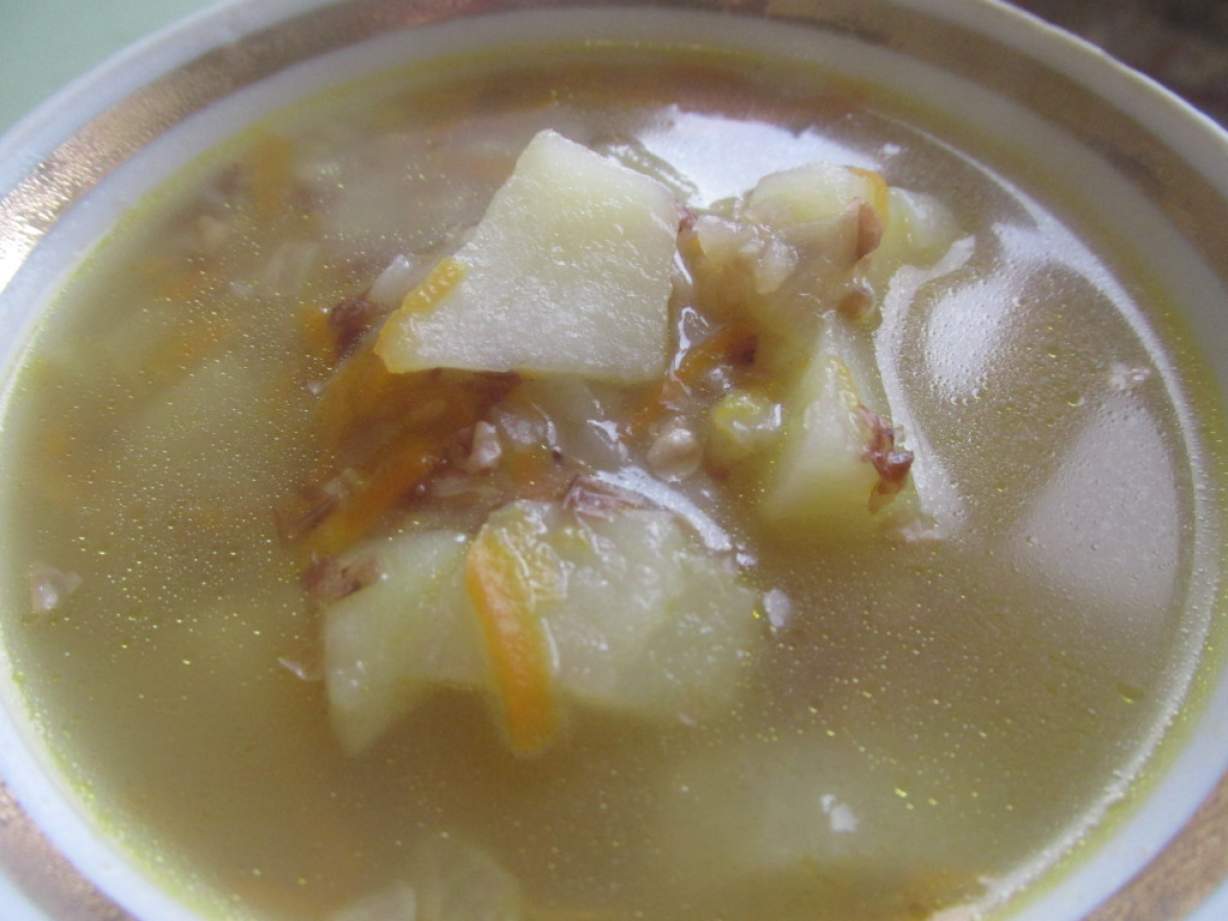 Простий гречаний суп на курячому бульйоні
