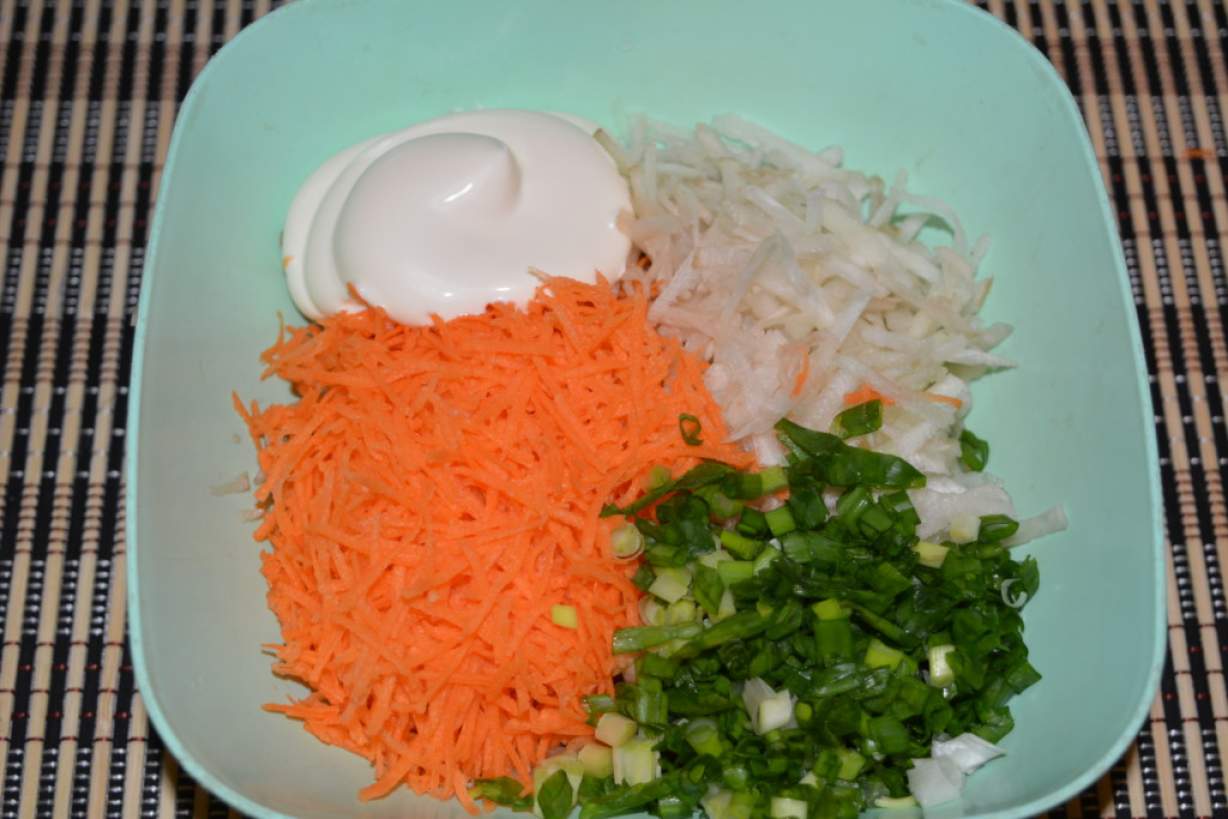 Смачний салат з топінамбура з морквою і зеленим цибулею