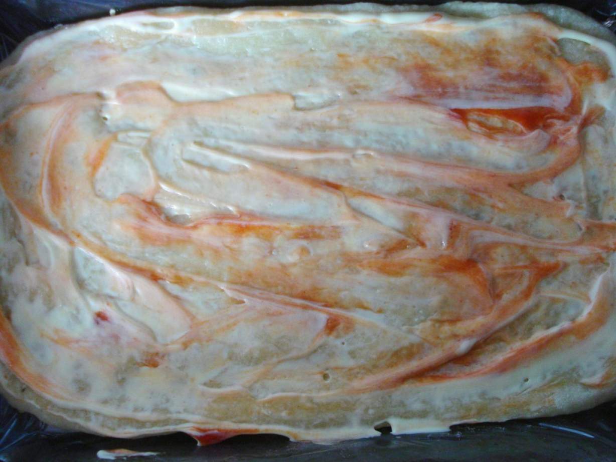 Домашня піца з готового дріжджового тіста з ковбасою, помідорами і мармуровим сиром