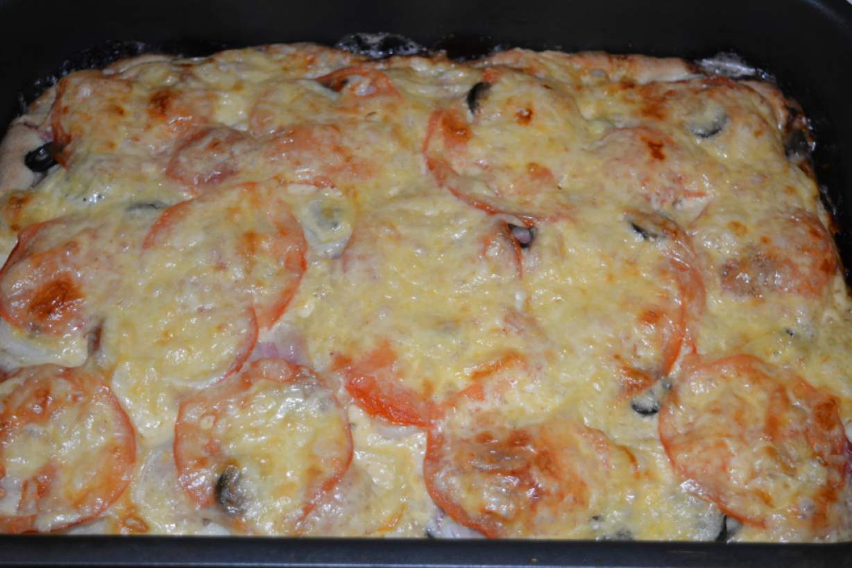 Швидке тісто для піци на сметані і майонез — подвійна домашня піца з ковбасою і грибами