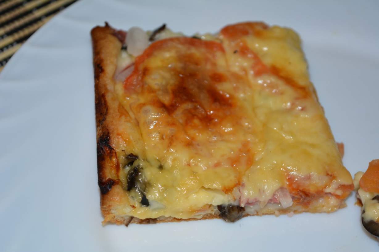Швидке тісто для піци на сметані і майонез — подвійна домашня піца з ковбасою і грибами