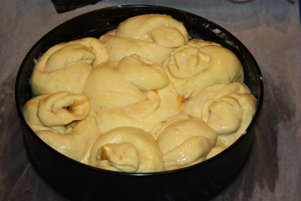 Смачний дріжджовий пиріг з гарбузом і горіхами