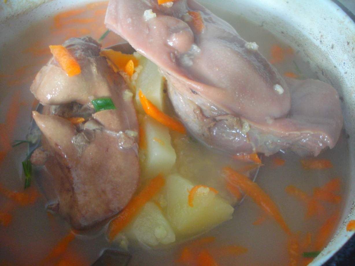 Селянський суп з пшоном і картоплею з гусячих потрухів