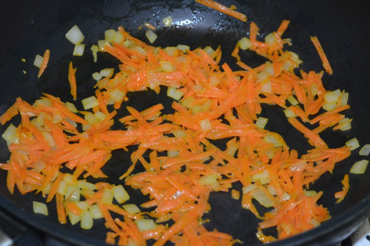 Розсипчаста гречка з м'ясними фрикадельками на сковороді