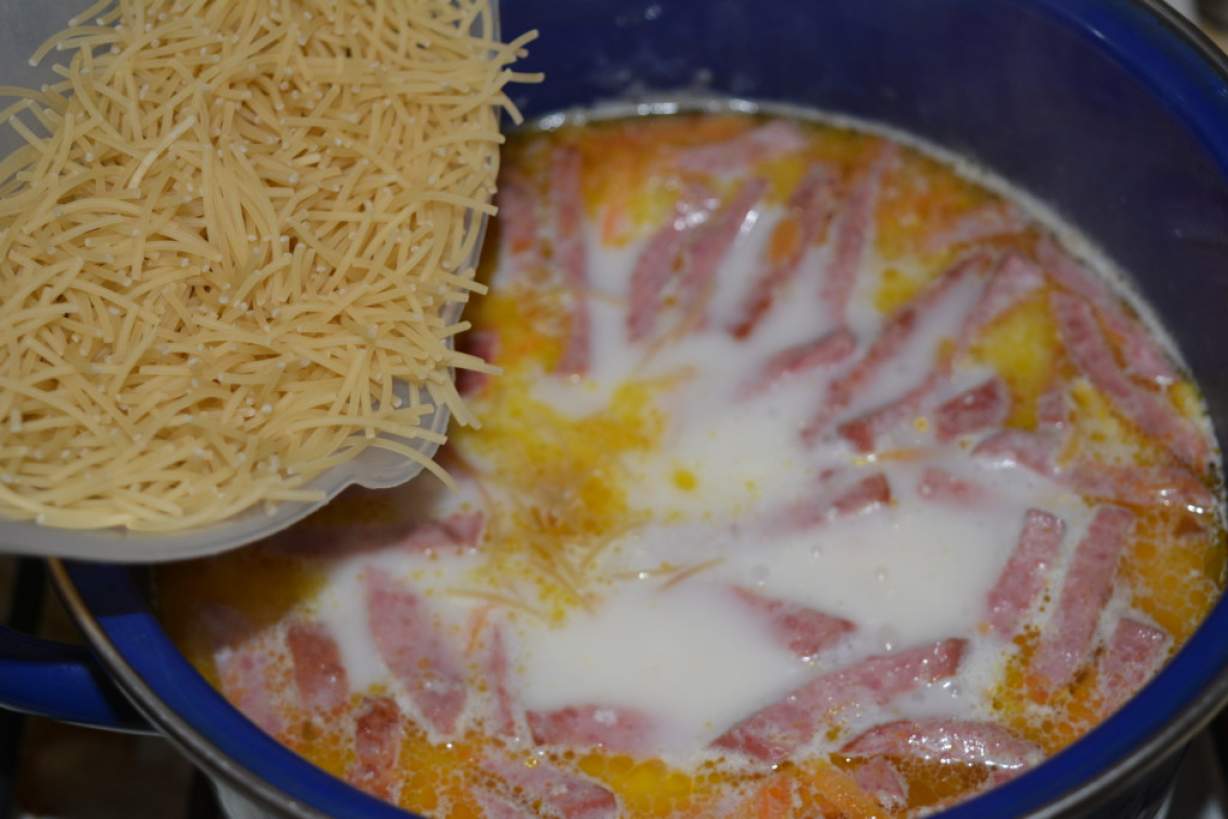 Смачний сирний суп з плавленим сиром, вермішеллю і копченою ковбасою