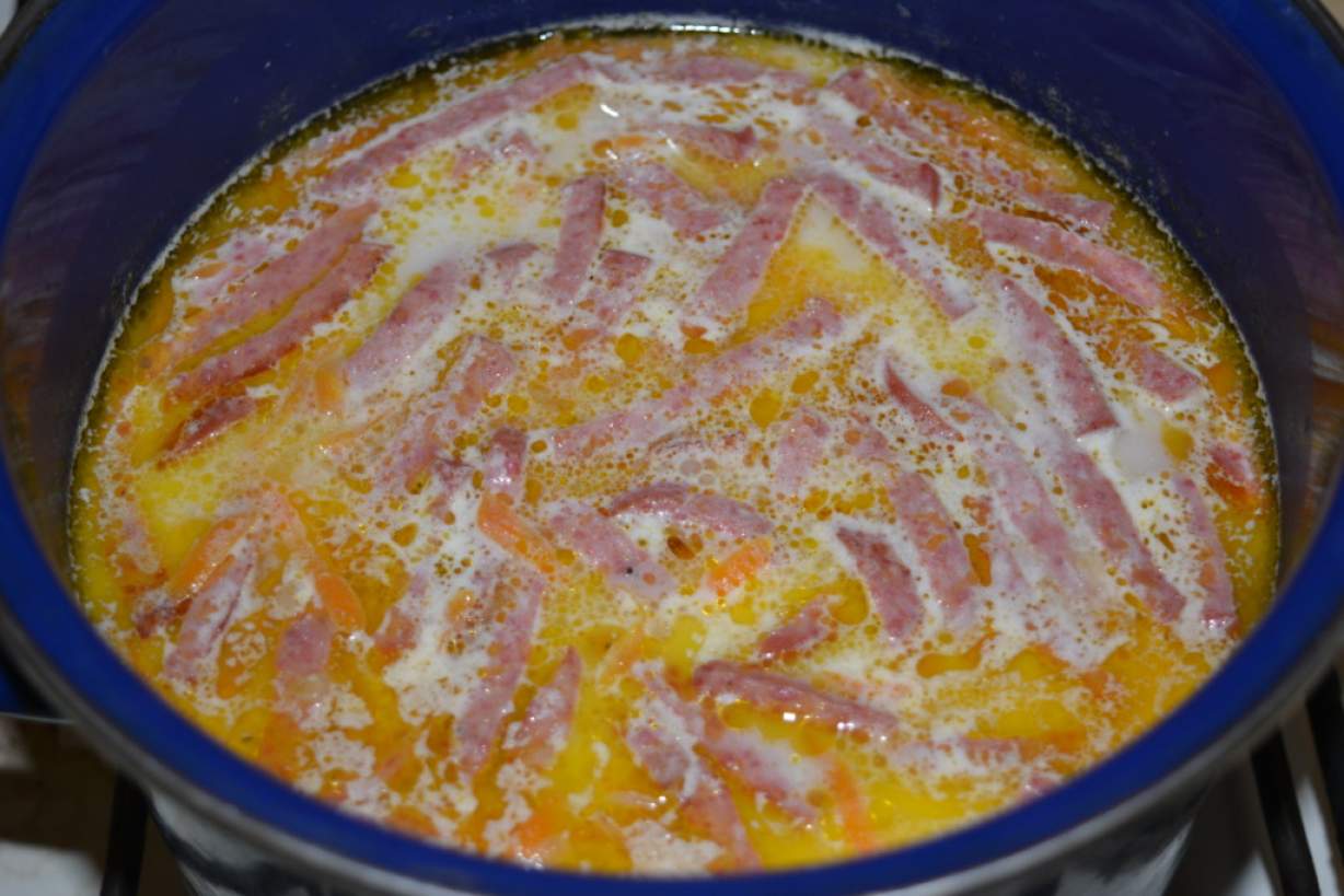 Смачний сирний суп з плавленим сиром, вермішеллю і копченою ковбасою