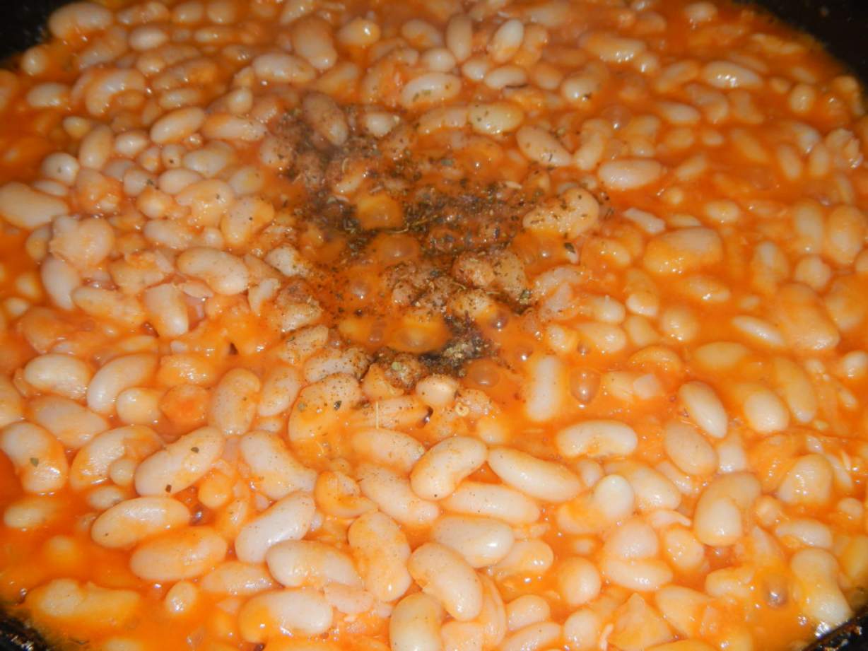 Смачна тушкована квасоля в томаті або лобіо по-домашньому