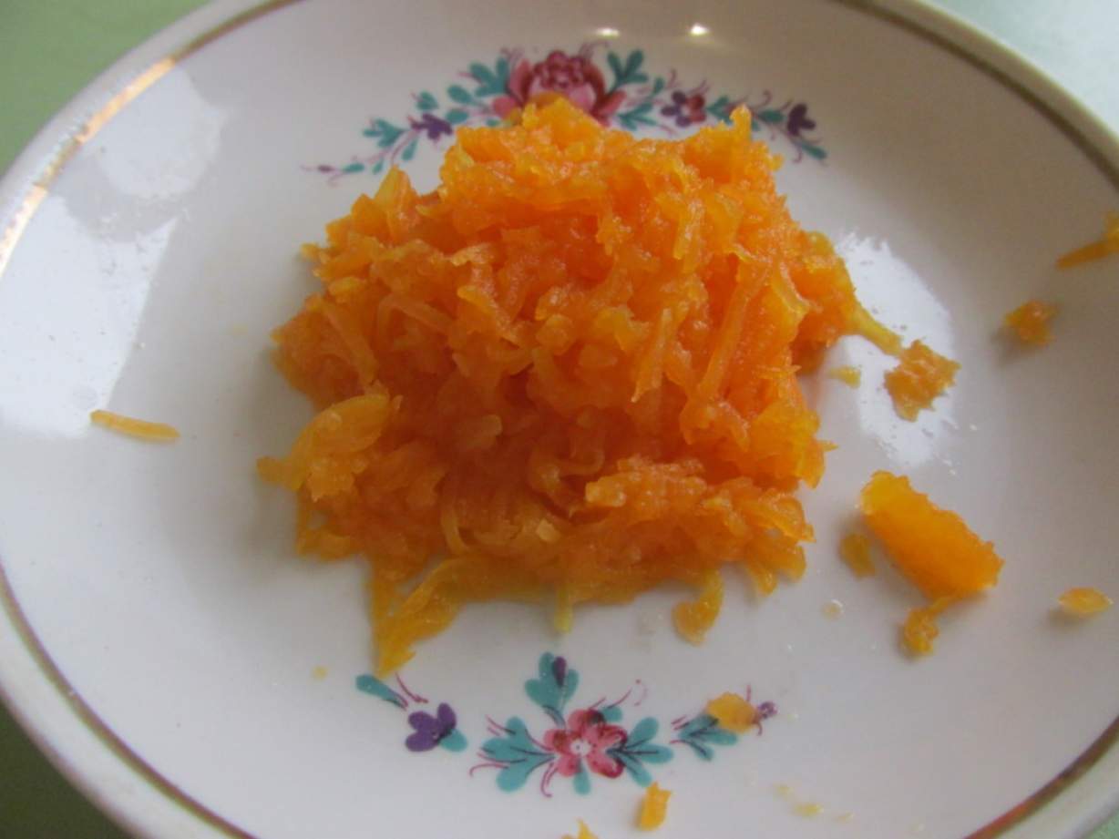 Оригінальна сирна закуска: плавлений сир, часник, майонез і моркву на крекерах